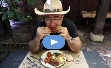 EL conocido youtuber Sezar Blue, relata en su canal (300 mil seguidores) la experiencia gourmet en La Moncloa de Cacabelos 6