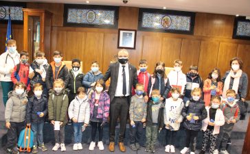 El alcalde de Ponferrada recibe una representación de escolares del Colegio Público Compostilla 8