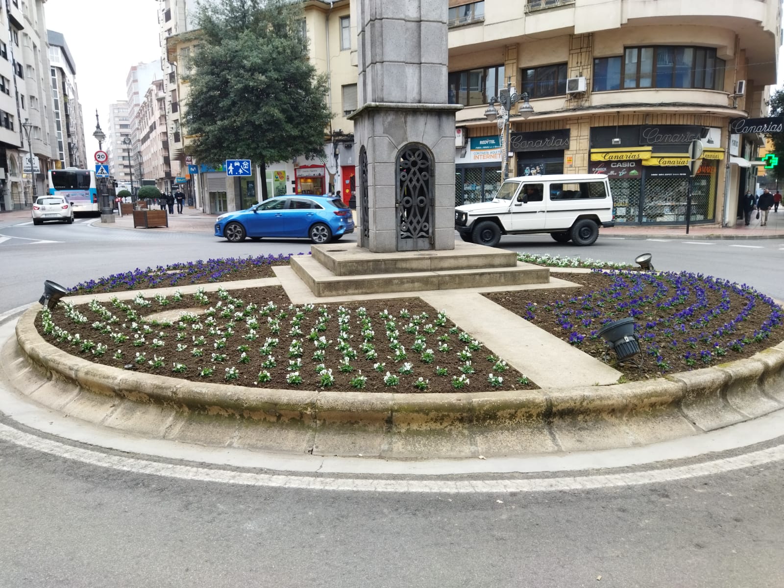 16.000 flores en glorietas y espacios públicos adornan la Navidad de Ponferrada 1