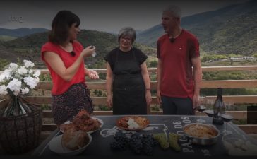 San pedro de Trones muestra con orgullo su 'botelo' en el programa Aquí la Tierra de RTVE 5