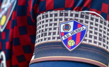 La SD Huesca dedica su brazalete en el partido de esta tarde, a la Radio, la Tau y al Centenario de la Ponferradina 2