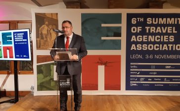 Morán da la bienvenida a los participantes en la VI Cumbre Internacional de Agencias de Viaje 5