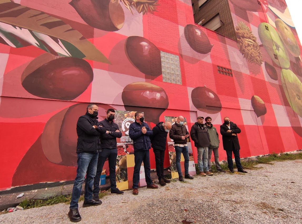 Más de 200 litros de pintura para el mural gastronómico que recibe a los visitantes en Ponferrada 2