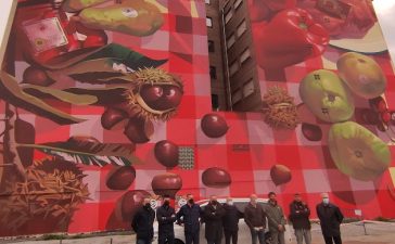 Más de 200 litros de pintura para el mural gastronómico que recibe a los visitantes en Ponferrada 3