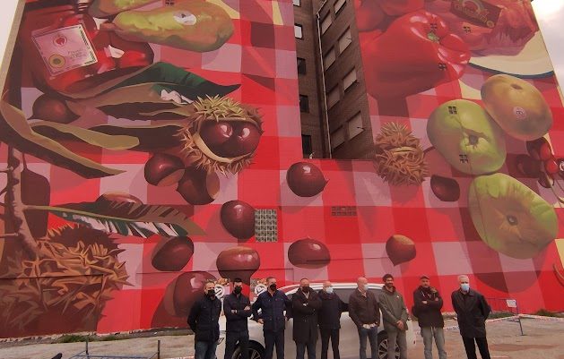 Más de 200 litros de pintura para el mural gastronómico que recibe a los visitantes en Ponferrada 1