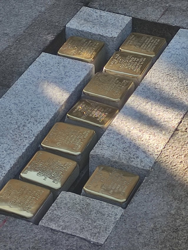 9 placas en el suelo de la Plaza del Ayuntamiento de Ponferrada recuerdan a los represaliados en la Alemania Nazi 4