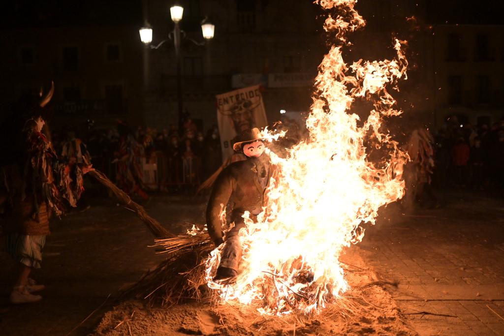 La recreación del Entroido Berciano anima Ponferrada terminando con la quema del Antruejo en la Plaza del Ayuntamiento 4