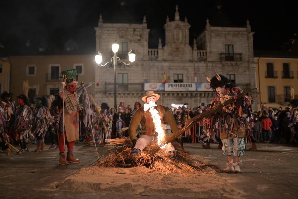 La recreación del Entroido Berciano anima Ponferrada terminando con la quema del Antruejo en la Plaza del Ayuntamiento 5