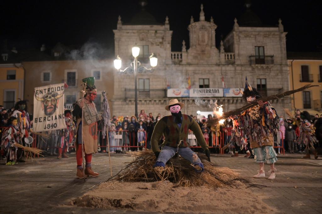 La recreación del Entroido Berciano anima Ponferrada terminando con la quema del Antruejo en la Plaza del Ayuntamiento 6
