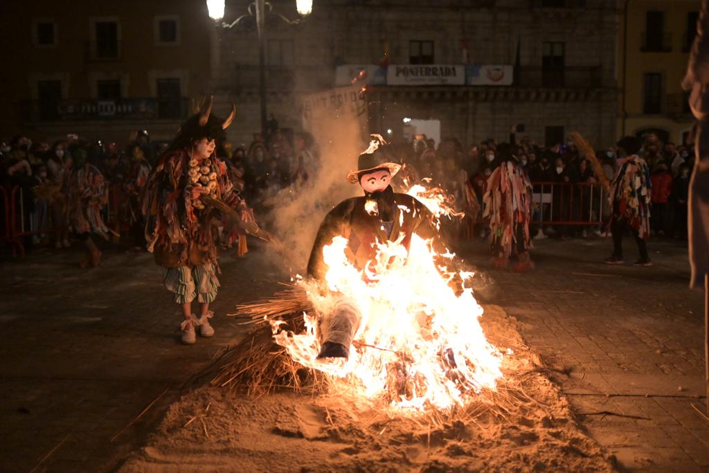 La recreación del Entroido Berciano anima Ponferrada terminando con la quema del Antruejo en la Plaza del Ayuntamiento 11