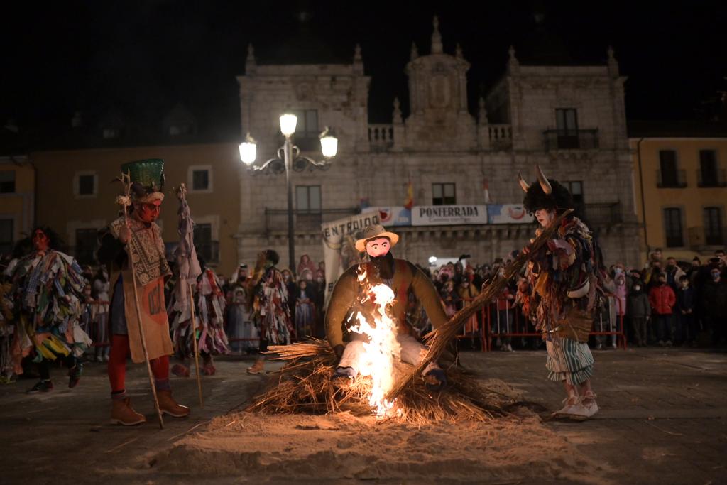 La recreación del Entroido Berciano anima Ponferrada terminando con la quema del Antruejo en la Plaza del Ayuntamiento 12