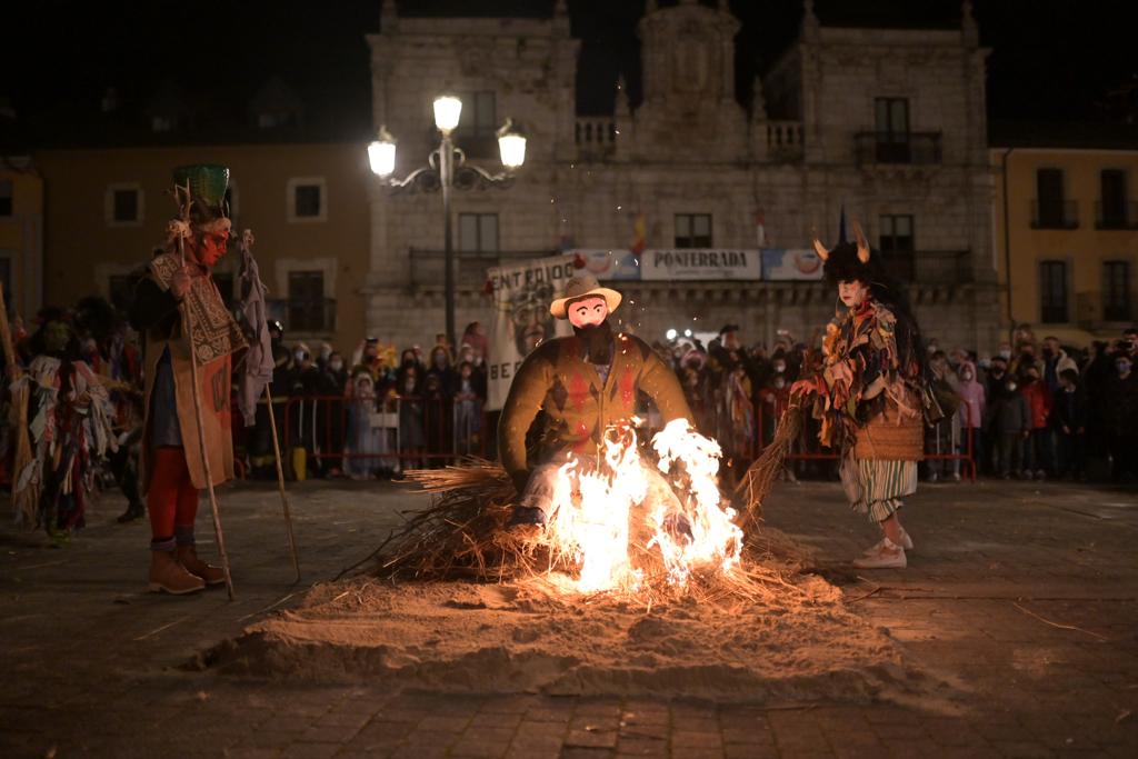 La recreación del Entroido Berciano anima Ponferrada terminando con la quema del Antruejo en la Plaza del Ayuntamiento 18