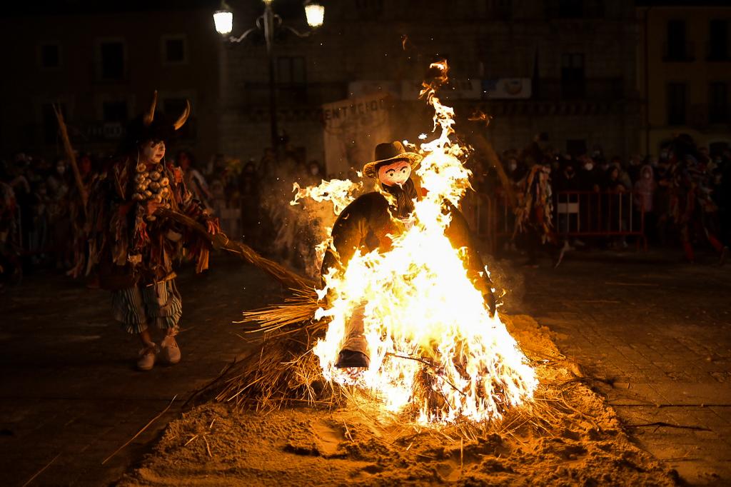 La recreación del Entroido Berciano anima Ponferrada terminando con la quema del Antruejo en la Plaza del Ayuntamiento 21