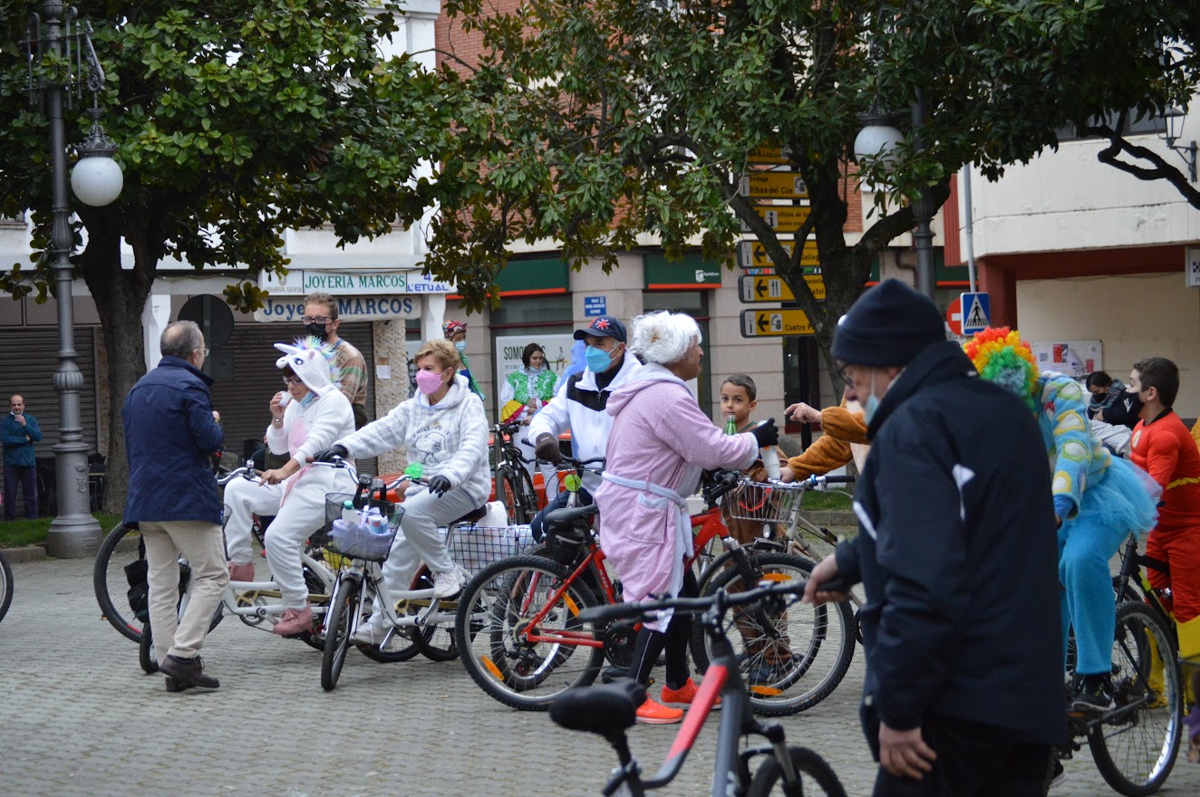 Cacabelos retoma su tradicional desfile de bici y pijama 13
