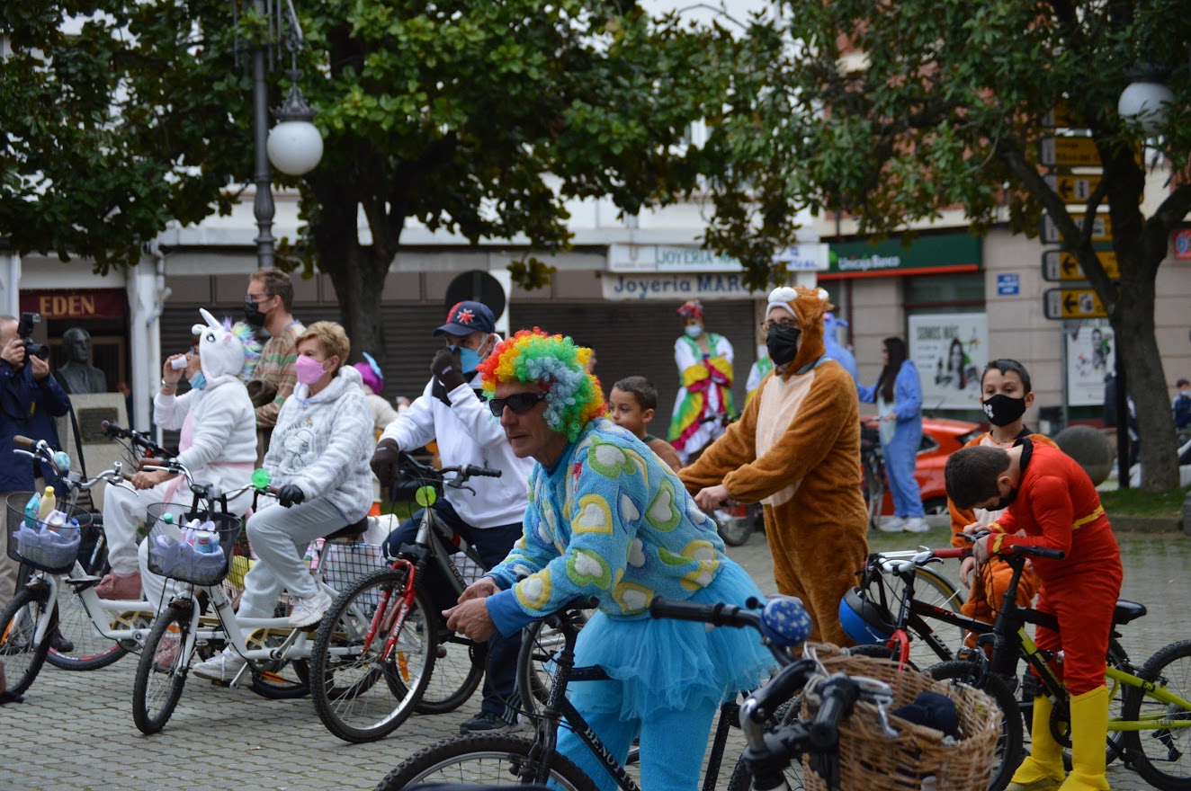 Cacabelos retoma su tradicional desfile de bici y pijama 12