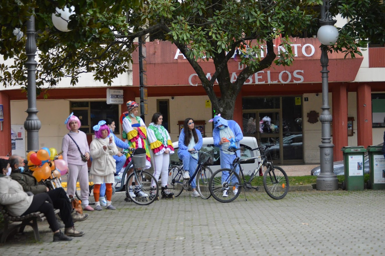 Cacabelos retoma su tradicional desfile de bici y pijama 8