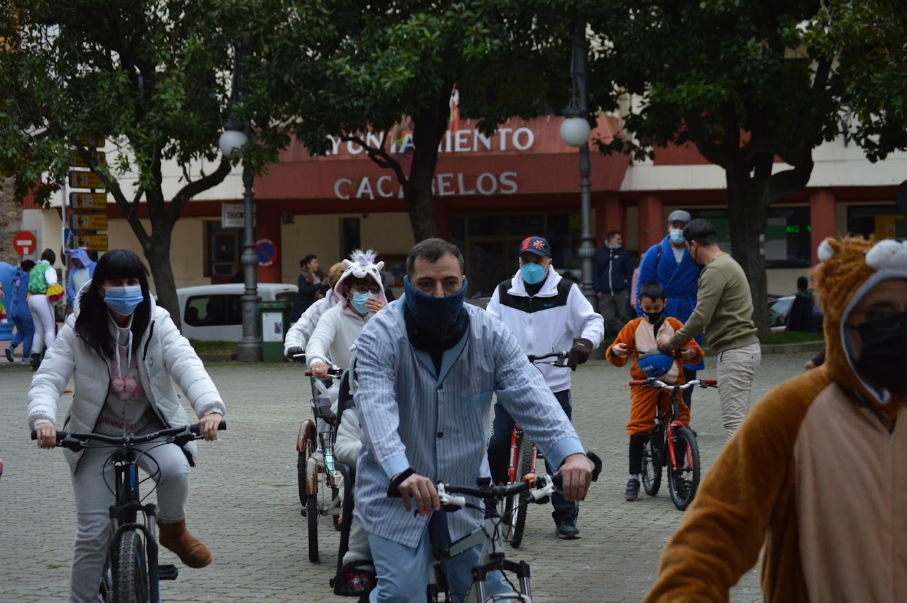 Cacabelos retoma su tradicional desfile de bici y pijama 5