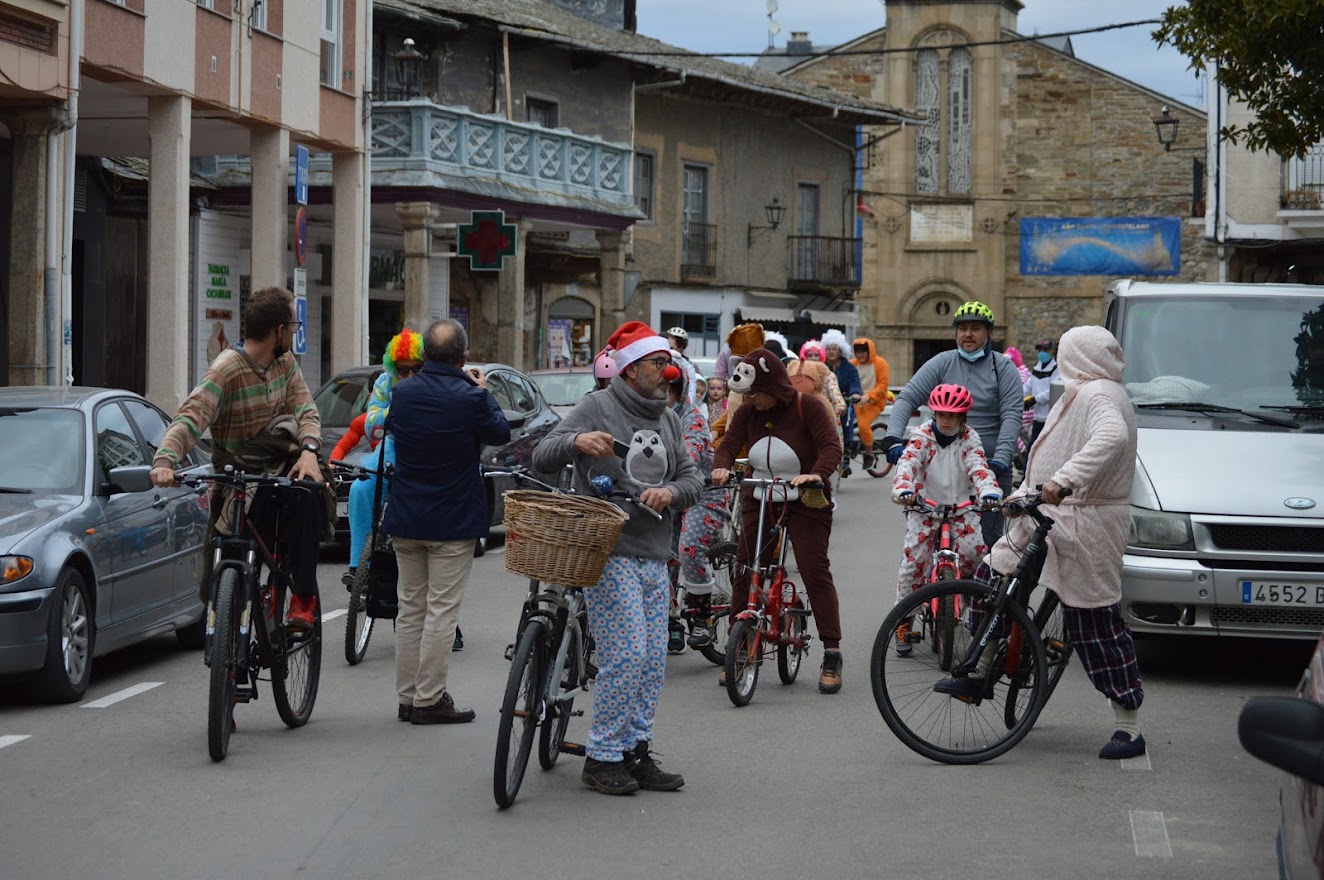 Cacabelos retoma su tradicional desfile de bici y pijama 3
