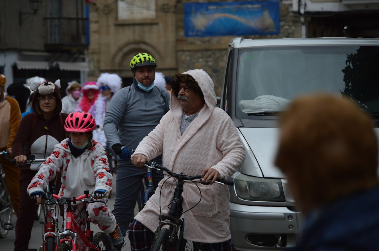 Cacabelos retoma su tradicional desfile de bici y pijama 2
