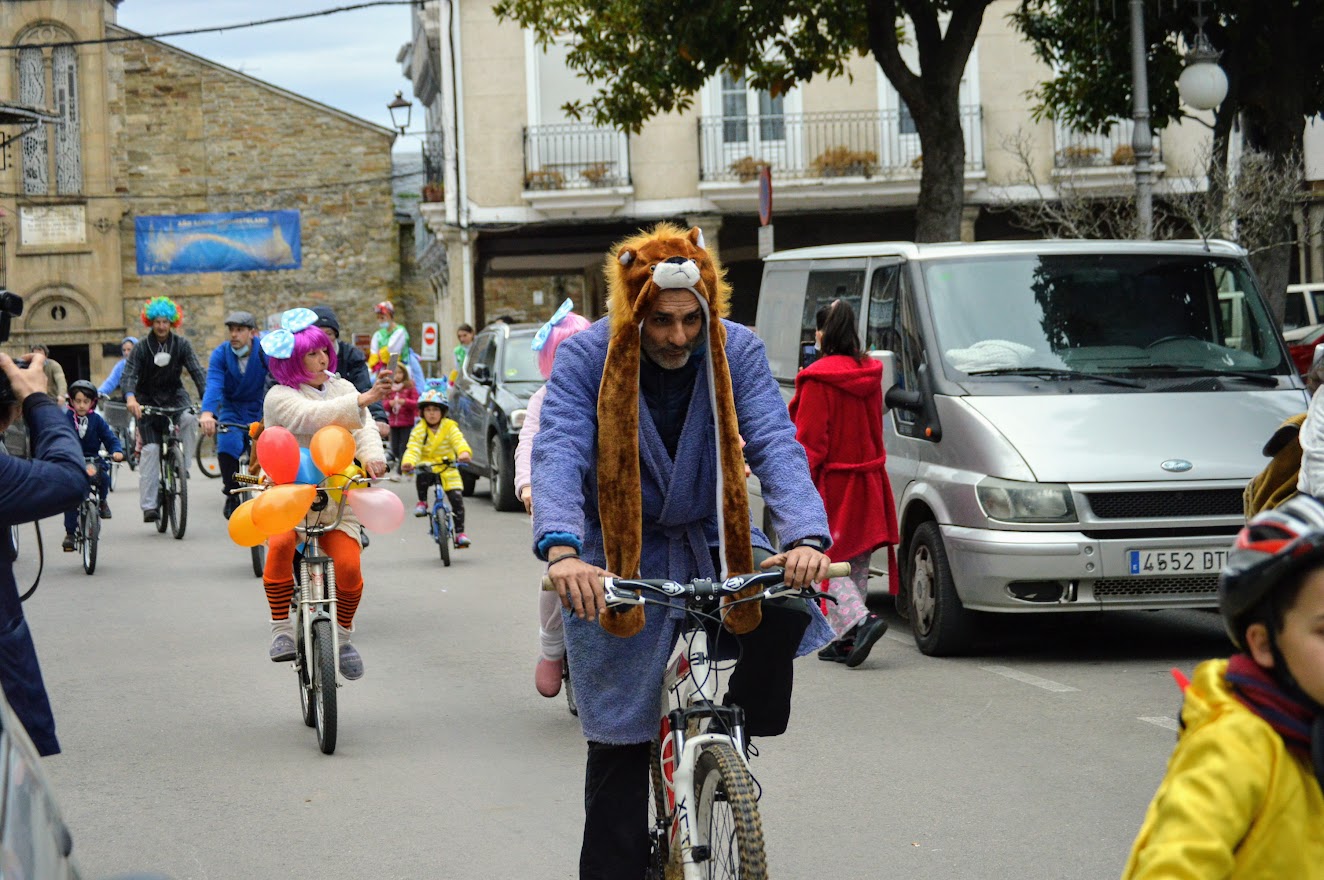 Cacabelos retoma su tradicional desfile de bici y pijama 18