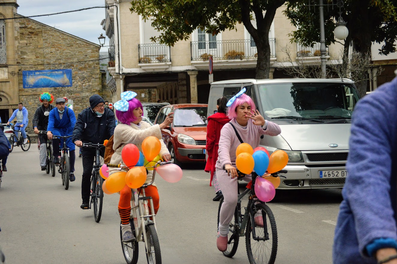 Cacabelos retoma su tradicional desfile de bici y pijama 17
