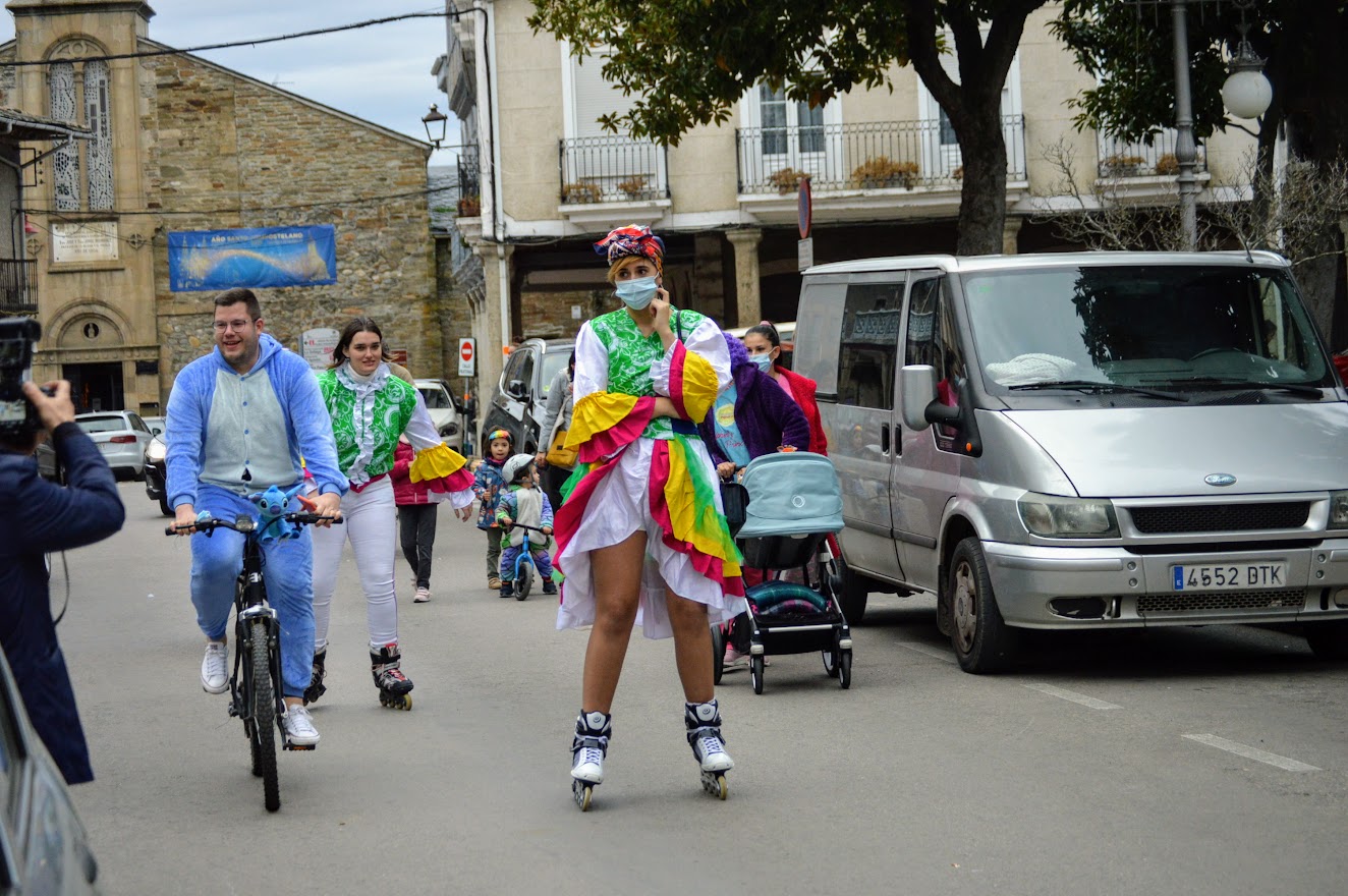 Cacabelos retoma su tradicional desfile de bici y pijama 15