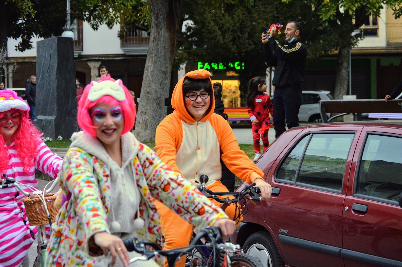 Cacabelos retoma su tradicional desfile de bici y pijama 22