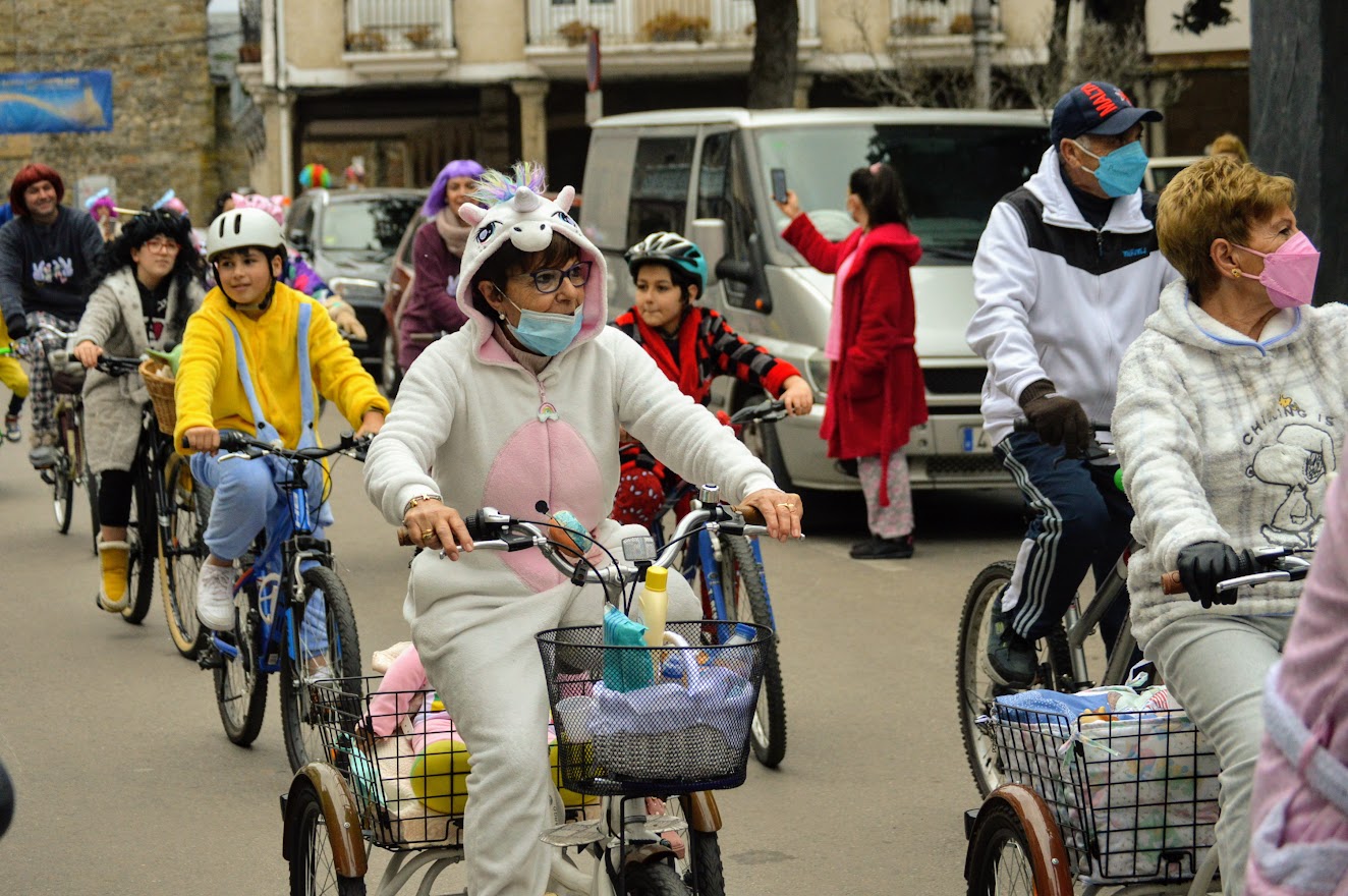 Cacabelos retoma su tradicional desfile de bici y pijama 20