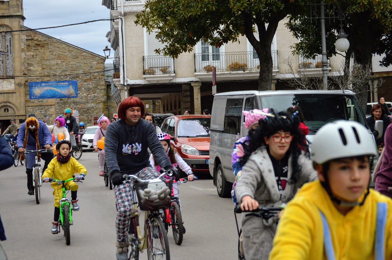 Cacabelos retoma su tradicional desfile de bici y pijama 19