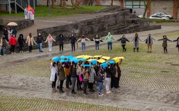 El Campus de Ponferrada conmemora el Día de la Mujer con un simbólico abrazo humano 5