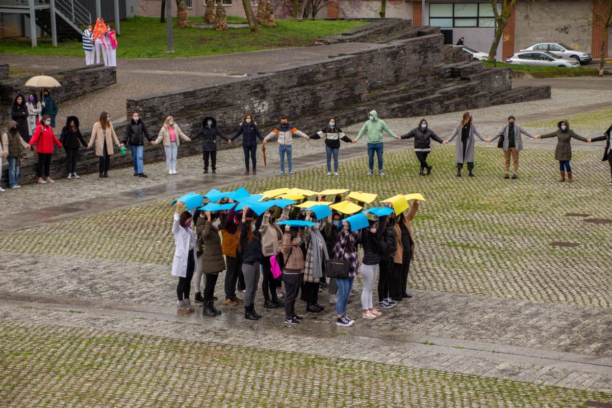El Campus de Ponferrada conmemora el Día de la Mujer con un simbólico abrazo humano 1