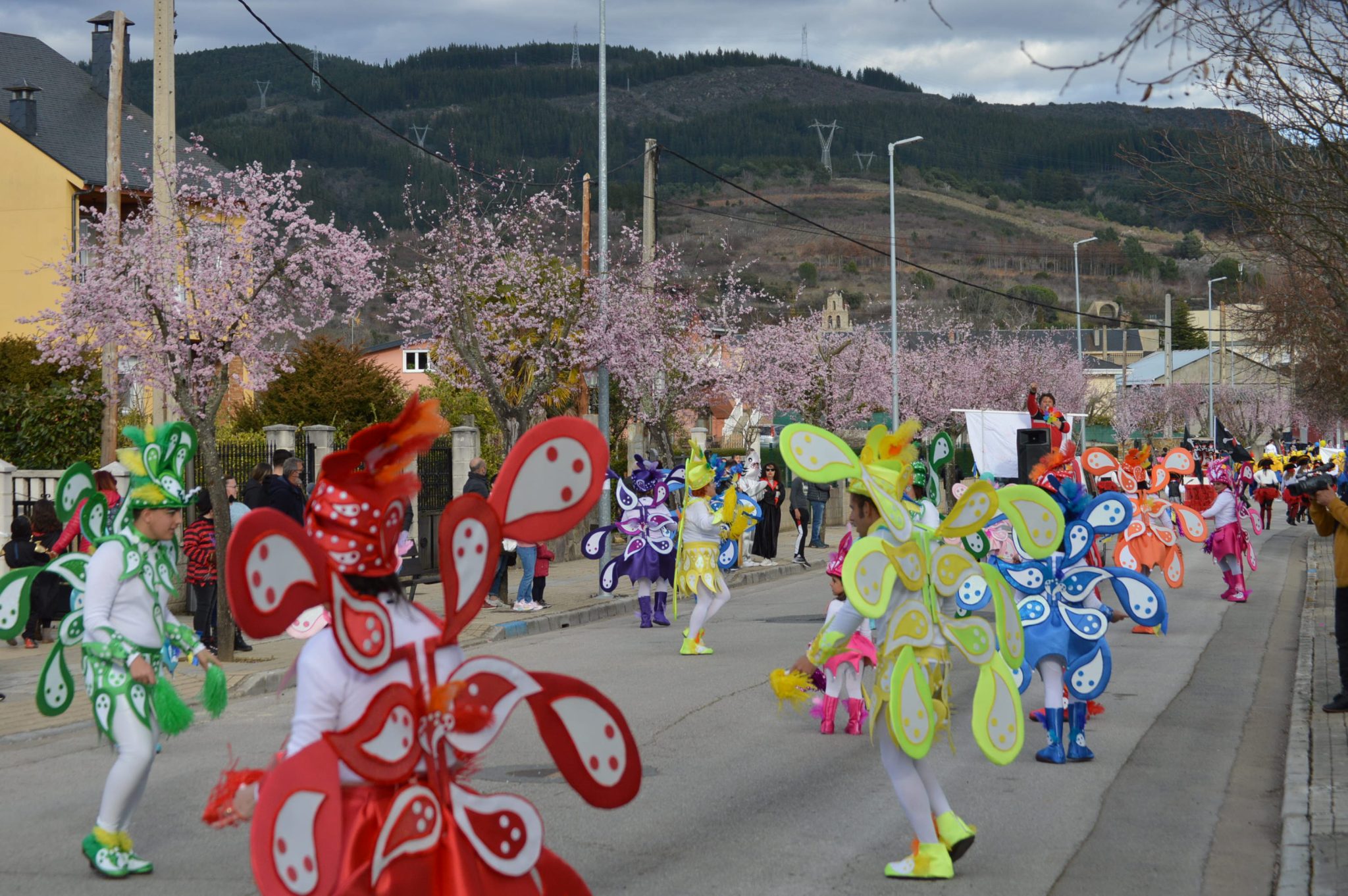 Cubillos retoma la animación en las calles con su tradicional desfile de Carnaval 32