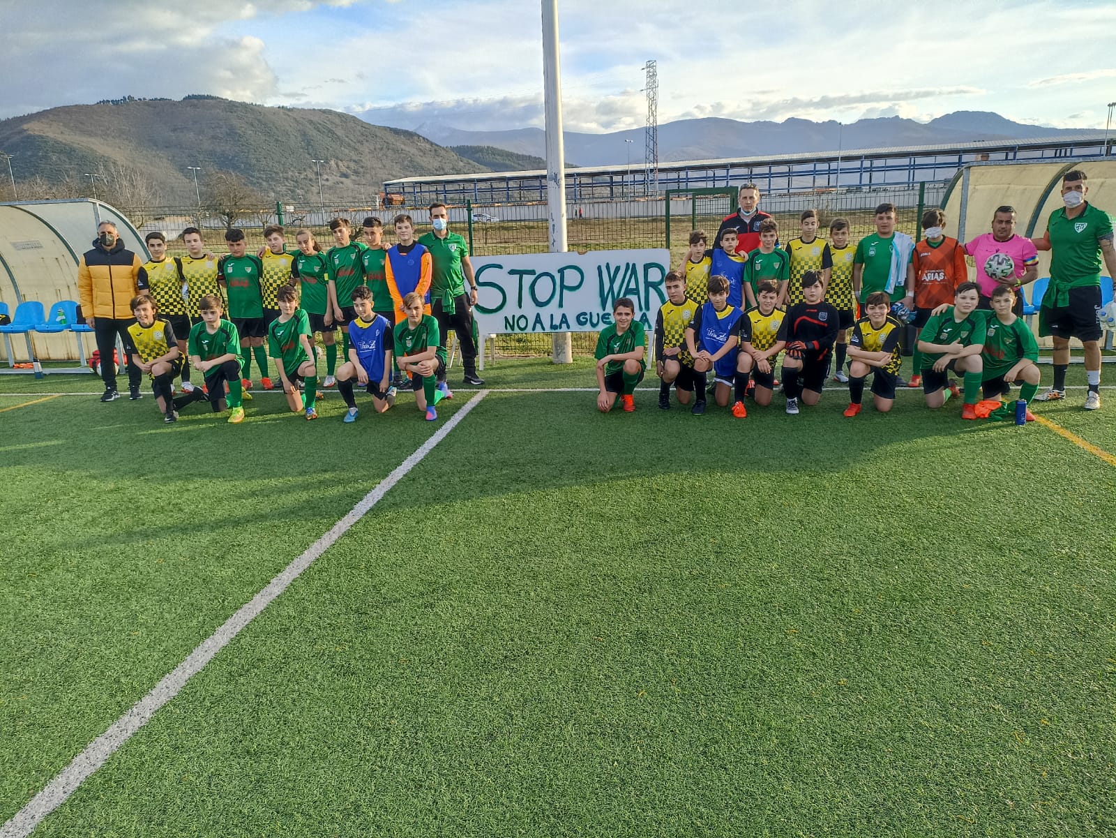 El fútbol Base berciano dice NO A LA GUERRA durante los partidos del fin de semana 8
