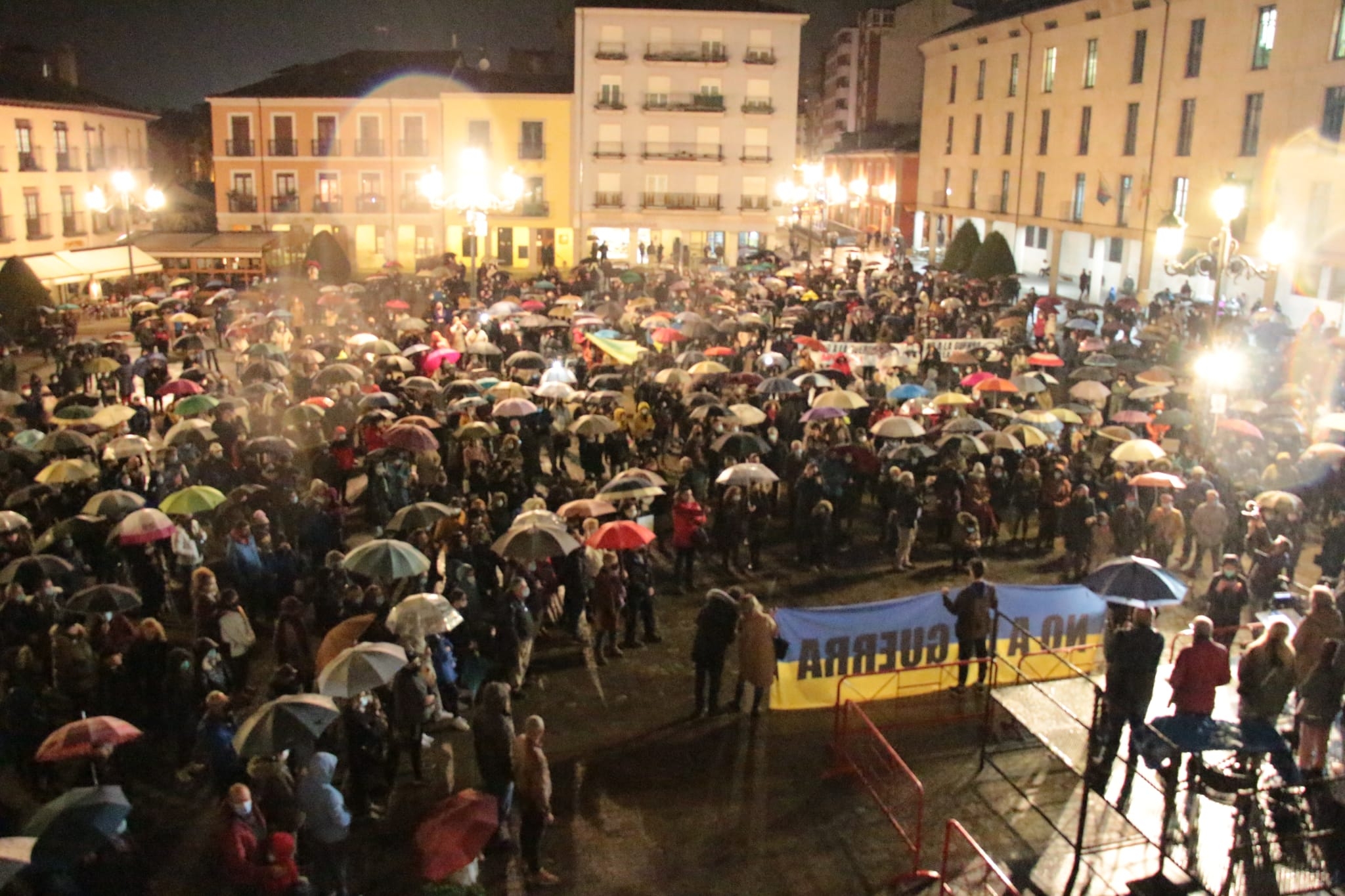 Ponferrada desafía a la lluvia para decir 'No a la guerra' 1