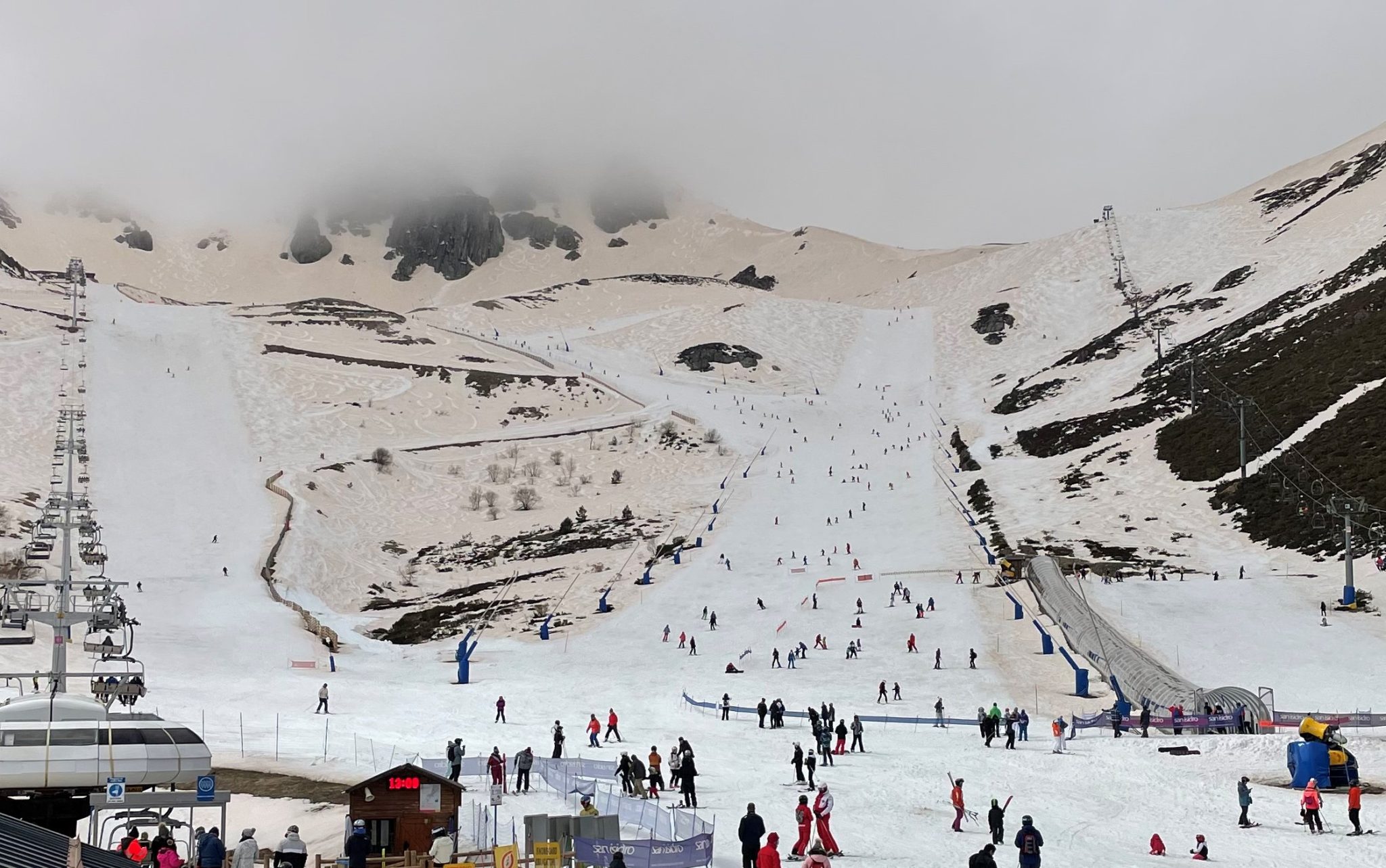 Leitariegos y San Isidro reciben casi 6.000 esquiadores con la nieve teñida de naranja 1