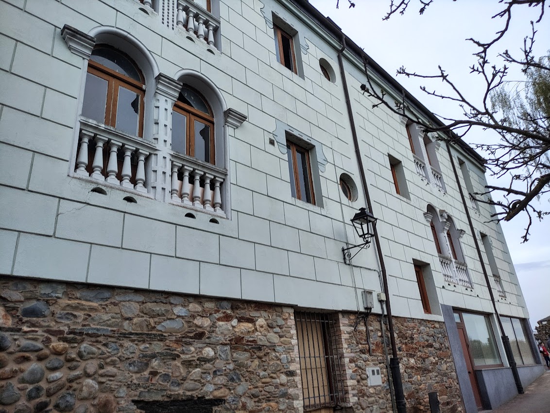 El desaparecido Hotel Miralrío de Cacabelos volverá a abrir con un proyecto que incluye 12 habitaciones y restaurante con terraza 10