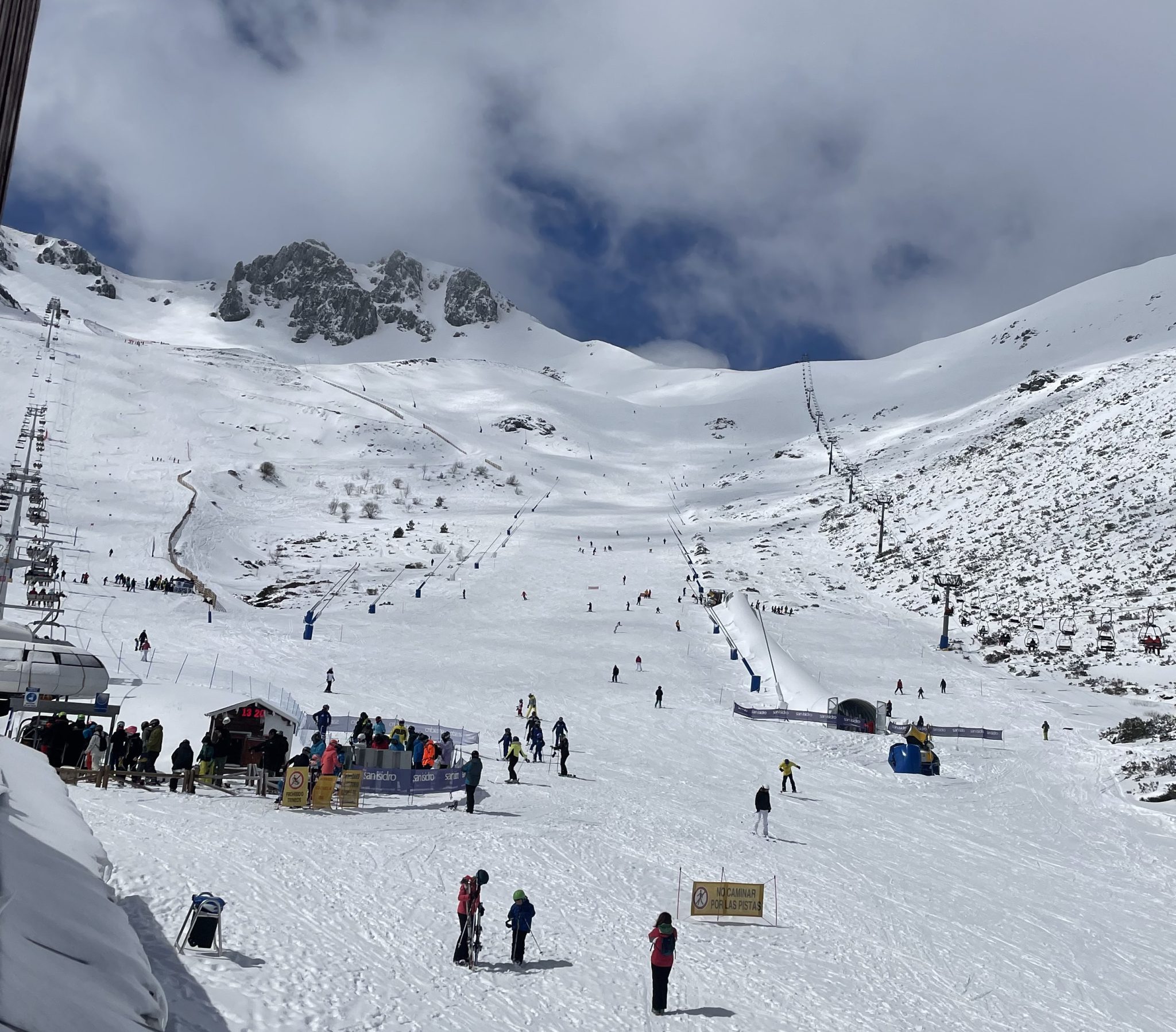 Las estaciones de esquí leonesas arrancan el mes de abril con nuevas nevadas y 2.841 usuarios   1