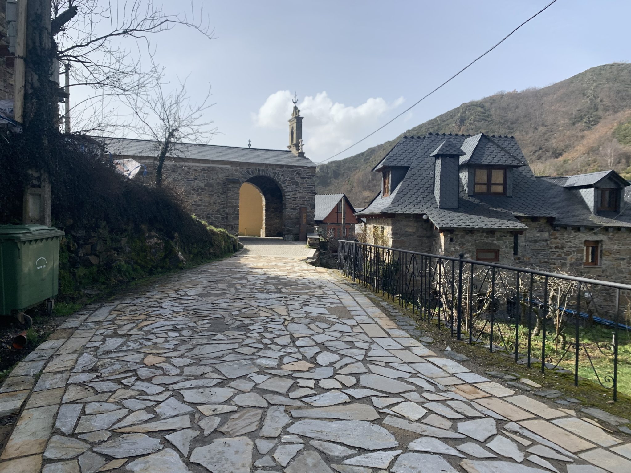 La Diputación ayudará a mejorar las calles de Colinas del Campo de Martín Moro, uno de los pueblos más singulares del Alto Bierzo    1