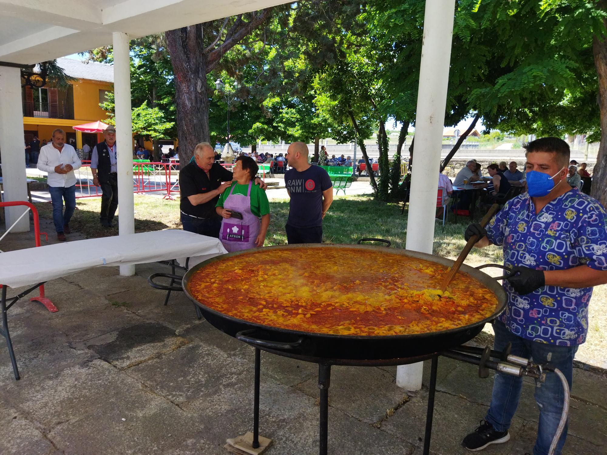 Bárcena celebra el día del vecino con música, comida popular, teatro y chocolatada 1