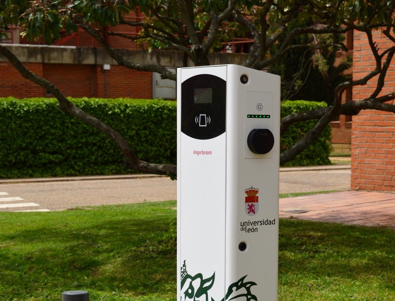 El Campus de la ULE en Ponferrada ya dispone de cargador para vehículos eléctricos a disposición de los integrantes de la comunidad universitaria 1