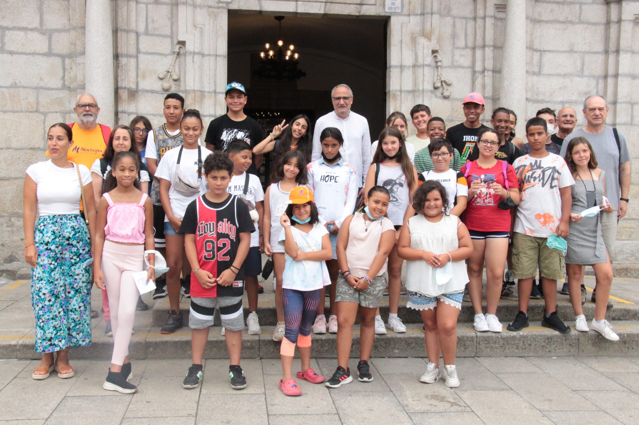 El Ayuntamiento recibe la visita de 25 niños y jóvenes de El Urogallo 1