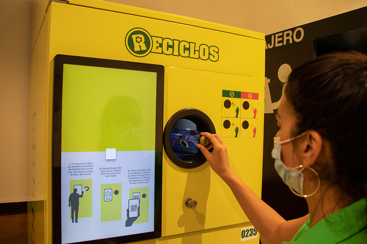 El Centro Comercial El Rosal se suma a RECICLOS con la instalación de dos máquinas que recompensan por reciclar 1