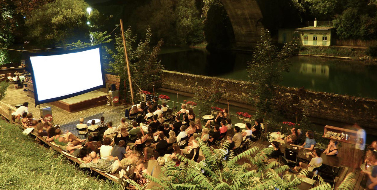 Cacabelos proyectará cine al aire libre en la Plaza de las Flores durante el verano 1