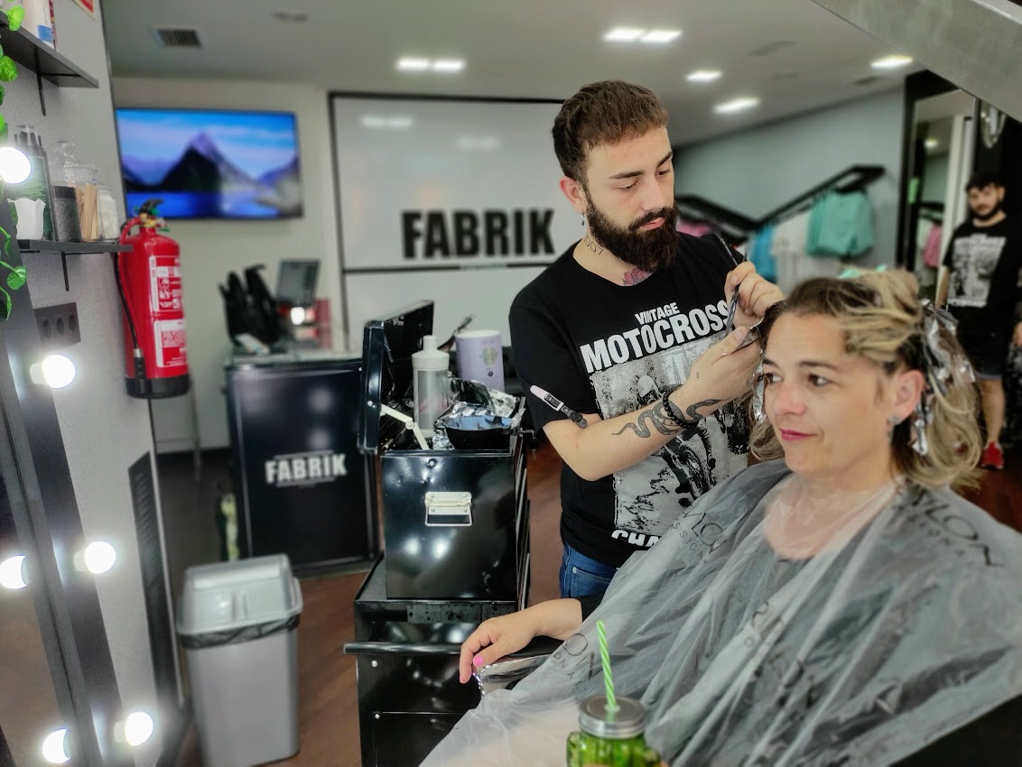 FABRIK Barber Shop & Tatoo , Peluquería vegana y moda en un único espacio 1