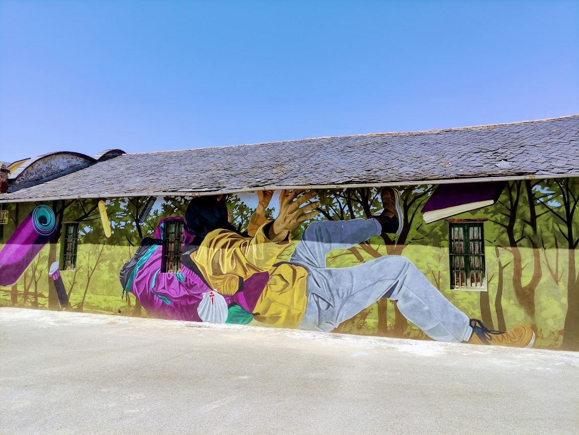 Un Grafitti dedicado al Camino Olvidado recibe a los visitantes a Cabañas Raras 2