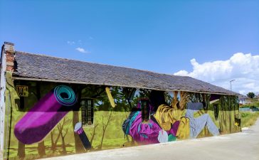 Un Grafitti dedicado al Camino Olvidado recibe a los visitantes a Cabañas Raras 1