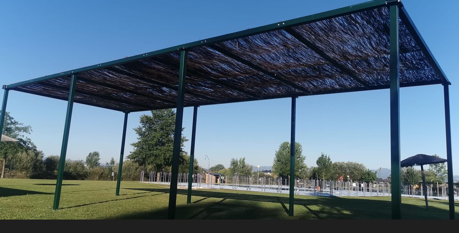 La piscina de Fuentesnuevas estrena una pérgola que amplía las zonas de sombra en las instalaciones 1