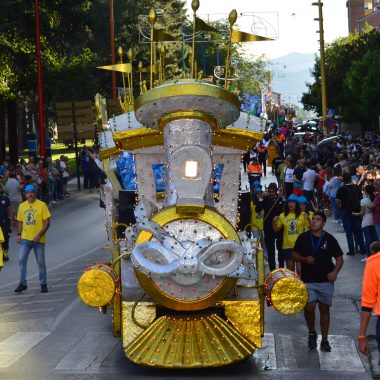 Encina 2022. El buen tiempo llena las calles de la ciudad, para disfrutar del desfile de carrozas 9