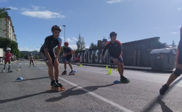 El Club Patín Bierzo y el Club Patin Templario realizan una exhibición en la calle 7