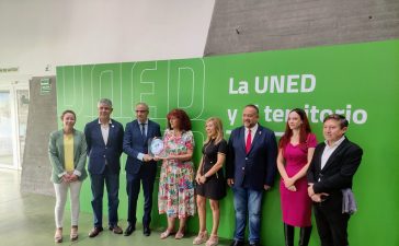 Alzheimer Bierzo otorga el reconocimiento " Amigable con el Alzheimer" Al centro Asociado UNED Ponferrada 1